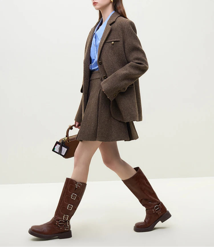 سترة وتنورة صوفية باللون البني