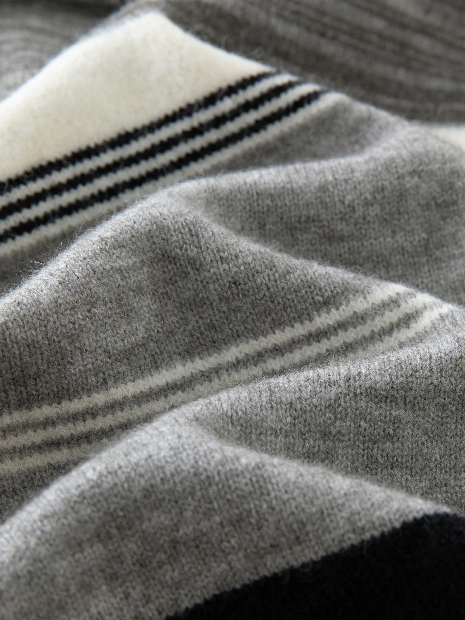 سترة مخططة باللون الرمادي بفتحة رقبة على شكل حرف V